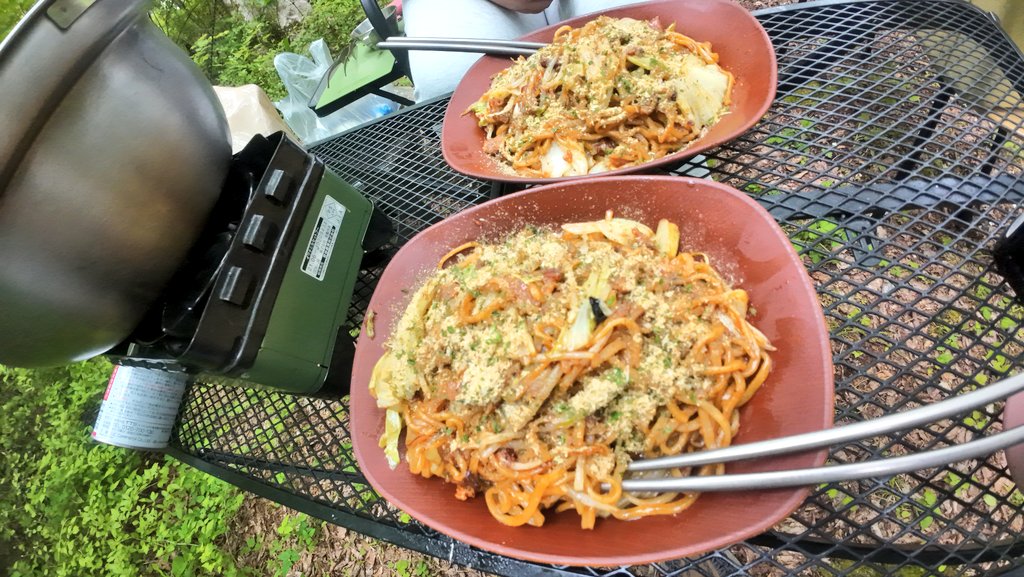 de2lv01's tweet photo. GW2日目のキャンプメシは富士宮焼きそばと凄麺でした！昼寝して起きたら夜＆大雨でカップ麺になりました😅 https://t.co/srclMlgjXg
