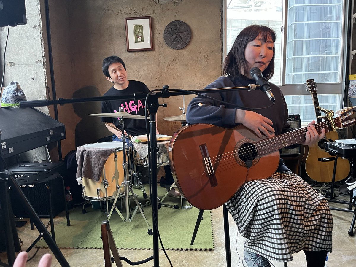 wankorosan's tweet photo. カメイさんが撮影してくれました🎵
（お客さんだけでもなんらかのフェスができそう）
ドラムと2人で大丈夫かなと少し心配でしたが、まっつんは良い雰囲気とリズムを作ってくれて、1人よりも断然やりやすかったです。この編成の未来も見えてきました。
4人でも、2人でも心強さ満点です。 https://t.co/uKxcXjlg99