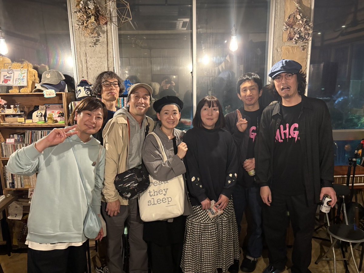 wankorosan's tweet photo. カメイさんが撮影してくれました🎵
（お客さんだけでもなんらかのフェスができそう）
ドラムと2人で大丈夫かなと少し心配でしたが、まっつんは良い雰囲気とリズムを作ってくれて、1人よりも断然やりやすかったです。この編成の未来も見えてきました。
4人でも、2人でも心強さ満点です。 https://t.co/uKxcXjlg99