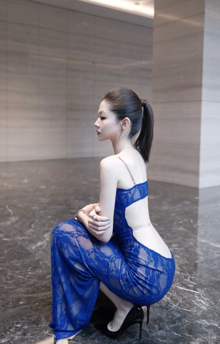 终于懂了什么叫“一眼惊艳自己”，这条克莱因蓝蕾丝裙的质感和剪裁，完全就是把高级感焊在了身上。浓郁感和我清冷的气质太搭了，露背的设计又添了几分温柔的性感，太绝了！
@metadefumacas
