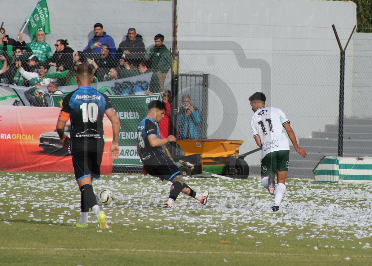En el Estadio Municipal de Bolívar y con publico de ambos equipos. <a href="/ClubCdBolivarOF/">ClubCdeBolivar Ofic.</a> recibió a <a href="/FerroOficial/">Ferro Carril Oeste</a> por la Fecha 12 de la Primera Nacional.