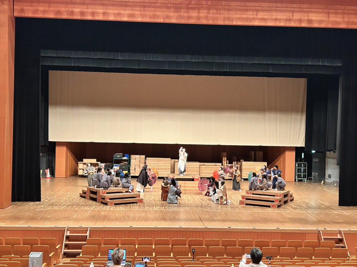 本番仕様の舞台セットでの稽古。
本番衣装で着替えの手順や小道具の出ハケも確認、音響さんが音入れもしてくださりました。
本番まであと2週間。面白く仕上がってきてます！
✳︎チケット
全席自由 :二千円
取扱い:イープラス、ローソンチケット（Lコード:54781）、やまと郡山城ホール:0743-54-8000