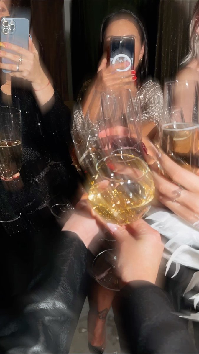 super_killbill's tweet image. Hab dieses WE ein Date mit Freundinnen in einer edlen Weinbar. Welcher Loser nimmt Rechnung auf sich? 😉 

#zahlsklaven #geldherrin #zahlschwein