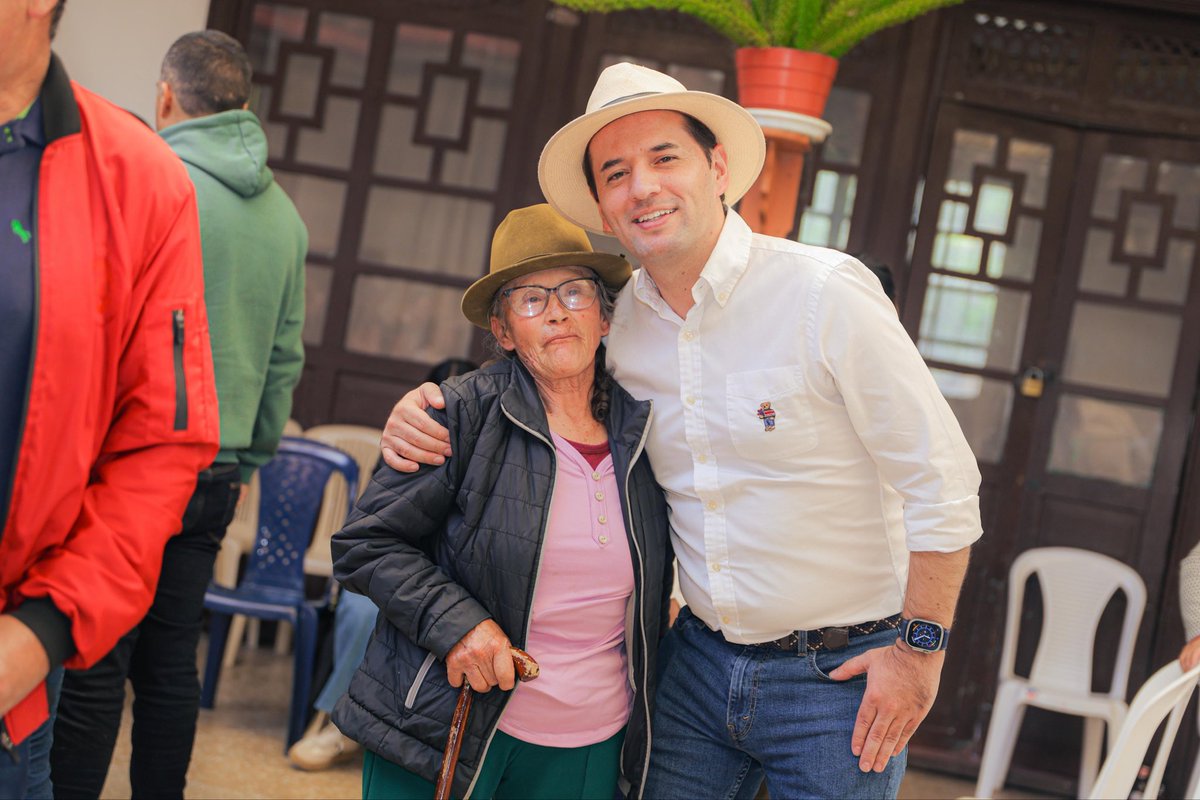 ingwilmerc's tweet photo. En nuestro Tour de Gratitud seguimos recorriendo la provincia de Sugamuxi. Esta vez llegamos al municipio de Pesca, en compañía de Yamit Noé, para compartir con la comunidad y expresar nuestro más sincero agradecimiento por la acogida y el acompañamiento.

Un reconocimiento especial para nuestro parcero Alejandro Tambo, para Dianita Tambo, el equipo y para cada uno de los líderes que, con entrega, voluntad y confianza, fueron fundamentales en este proceso.

Cada encuentro nos confirma que cuando caminamos cerca de la gente y sumamos esfuerzos por el territorio, seguimos construyendo un camino con esperanza, compromiso y profundo cariño por nuestra tierra. ✊🏻💚