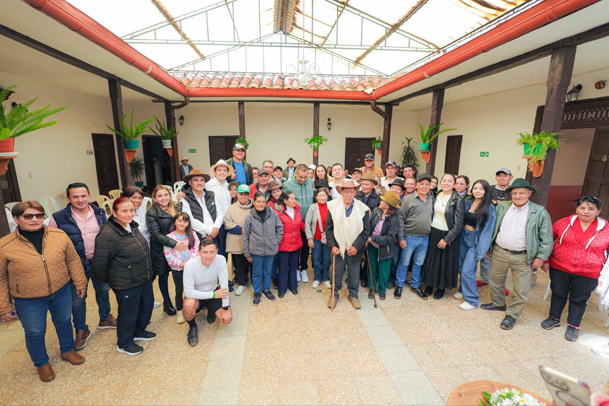 ingwilmerc's tweet photo. En nuestro Tour de Gratitud seguimos recorriendo la provincia de Sugamuxi. Esta vez llegamos al municipio de Pesca, en compañía de Yamit Noé, para compartir con la comunidad y expresar nuestro más sincero agradecimiento por la acogida y el acompañamiento.

Un reconocimiento especial para nuestro parcero Alejandro Tambo, para Dianita Tambo, el equipo y para cada uno de los líderes que, con entrega, voluntad y confianza, fueron fundamentales en este proceso.

Cada encuentro nos confirma que cuando caminamos cerca de la gente y sumamos esfuerzos por el territorio, seguimos construyendo un camino con esperanza, compromiso y profundo cariño por nuestra tierra. ✊🏻💚