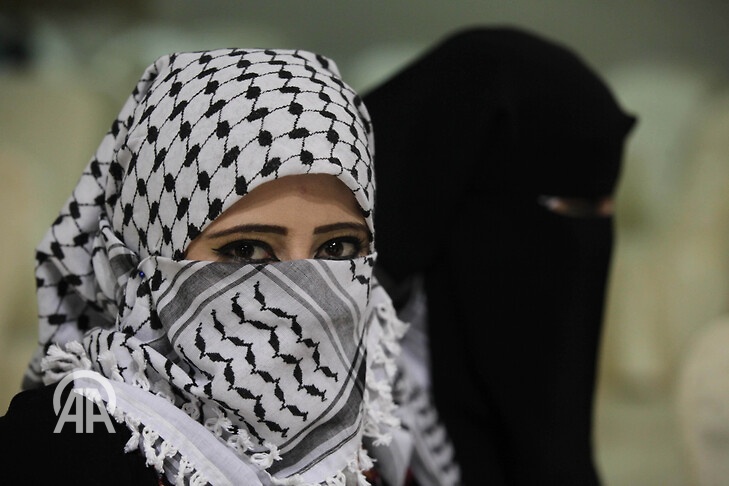 egy_technocrats's tweet photo. رصاصة إسرائيلية تصيب عروس غزية في رأسها قبل أيام من زفافها (تقرير)

— حلا درويش (19 عاما) كانت تستعد لزفافها رغم واقع الحرب في غزة. 

 — خطيبها محمد قال إن إصابتها برصاصة إسرائيلية قبل 10 أيام من الزفاف غيرت مجرى حياتها.

— والدها سليم أوضح أن الرصاصة اخترقت النافذة وأصابتها أثناء تجهيز الطعام.
