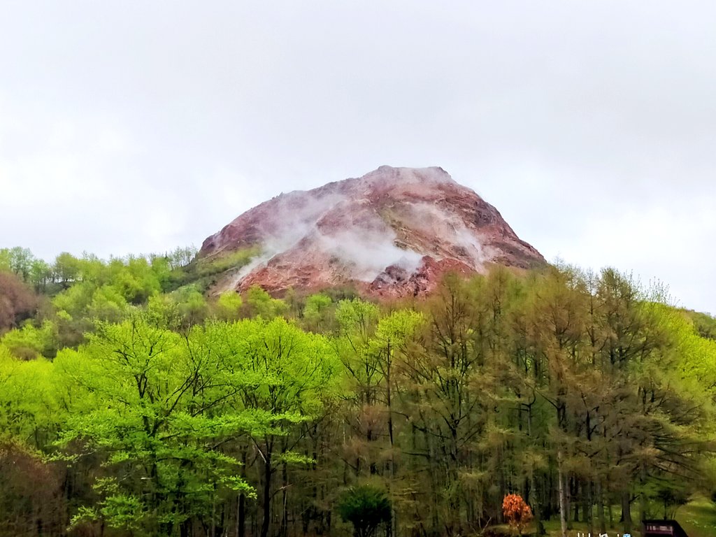おはようございます！                
現在の有珠山の天気は雨🌂山頂の気温は7℃  

雲が幻想的でとってもキレイな景色がご覧頂けます✨️✨️

ロープウェイ🚡始発8:15～下り最終17:45
#観光 #観光スポット #景色 #テラス #有珠山 #昭和新山 #ロープウェイ #USU360 #MtUSUテラス #サクラ #新緑 #春