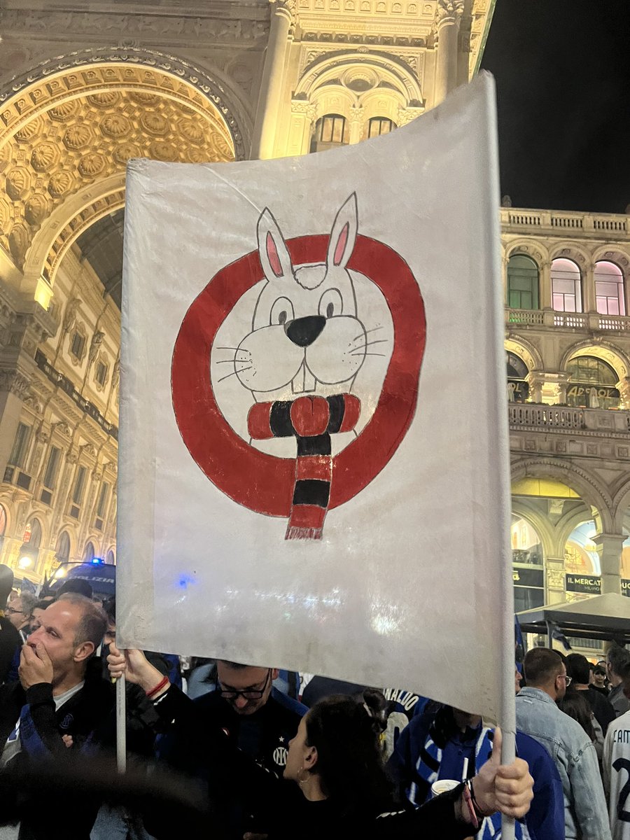 SimoneTogna's tweet image. Dal Duomo, i festeggiamenti dell’#Inter e un riferimento ai tifosi del Foggia. O forse della Lucchese. Del Nizza o del Rennes? Del Bayer Leverkusen? Magari del #Milan…
