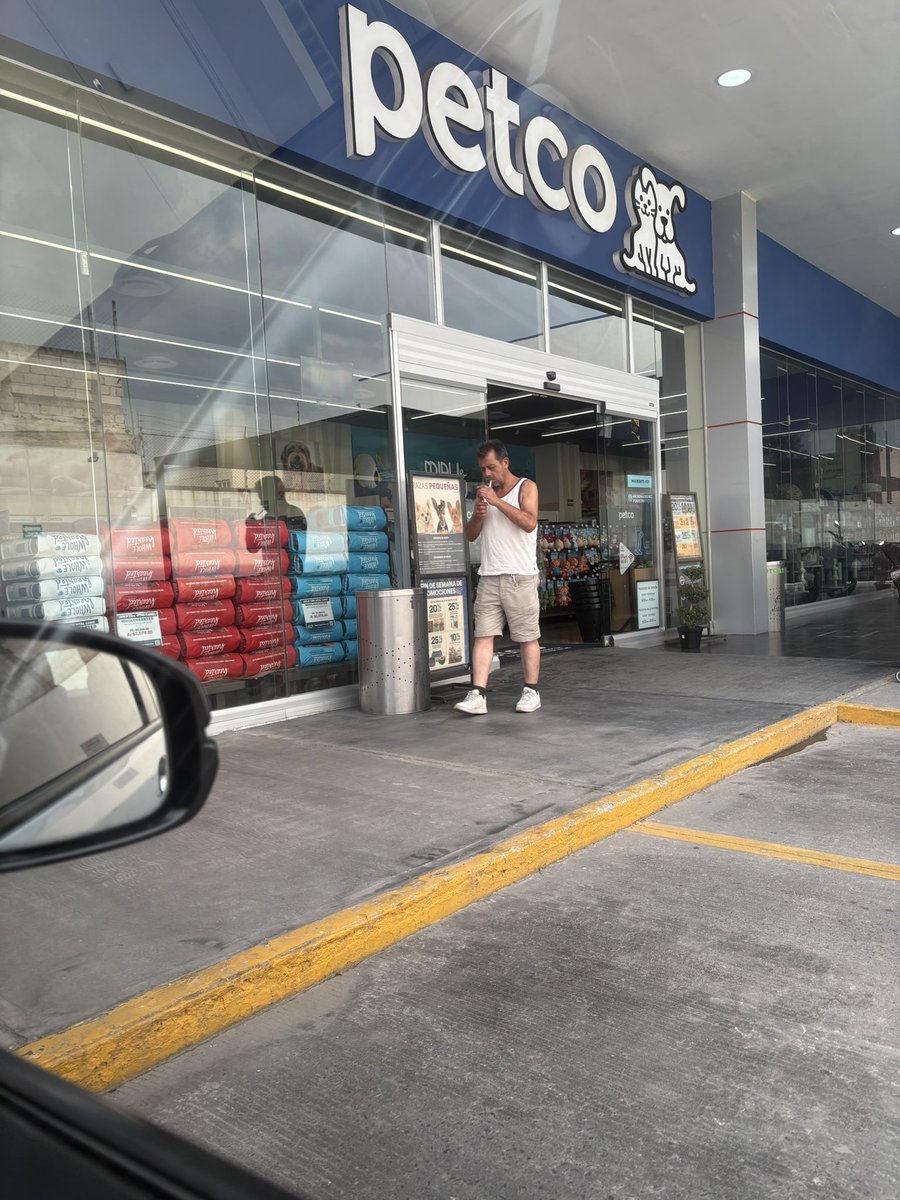 ohmyeclipse8's tweet photo. @PetcoMexico 
Ojalá puedan añadir alguien de seguridad en Petco de Calle 39 Ote 1402, Residencial Puebla. Porque este señor ya tiene historial de andar entrando a la tienda a seguir y acosar a los clientes. https://t.co/qDg6JRysjc