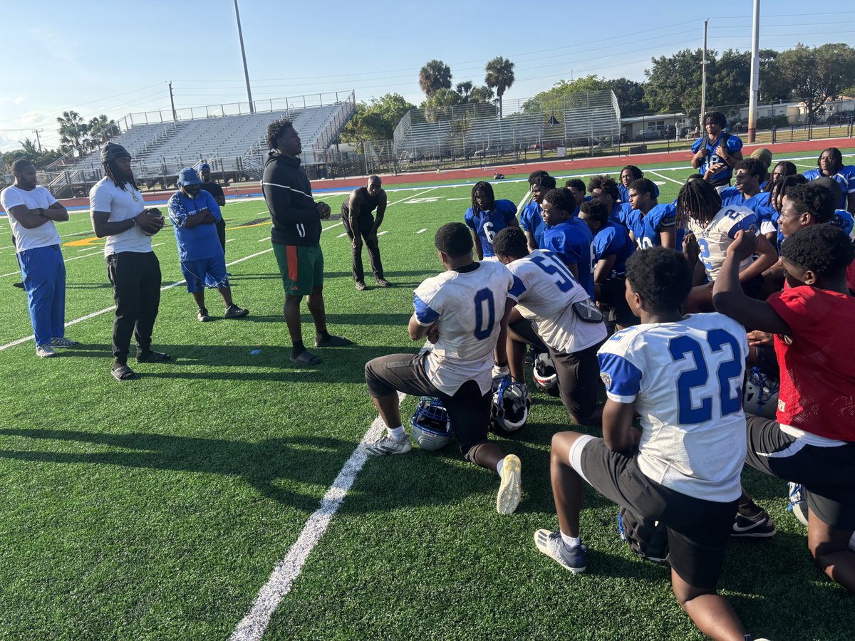 OfficialDillar2's tweet image. Huge Thanks to @ArmondoBlount and @fletcherjr_mark for stopping by to speak to the team. We appreciate both young men for the words of encouragement. #PANTHERPRIDE 🐾
@Dillard_DHS 
@CanesFootball 
@BCAA_Sports