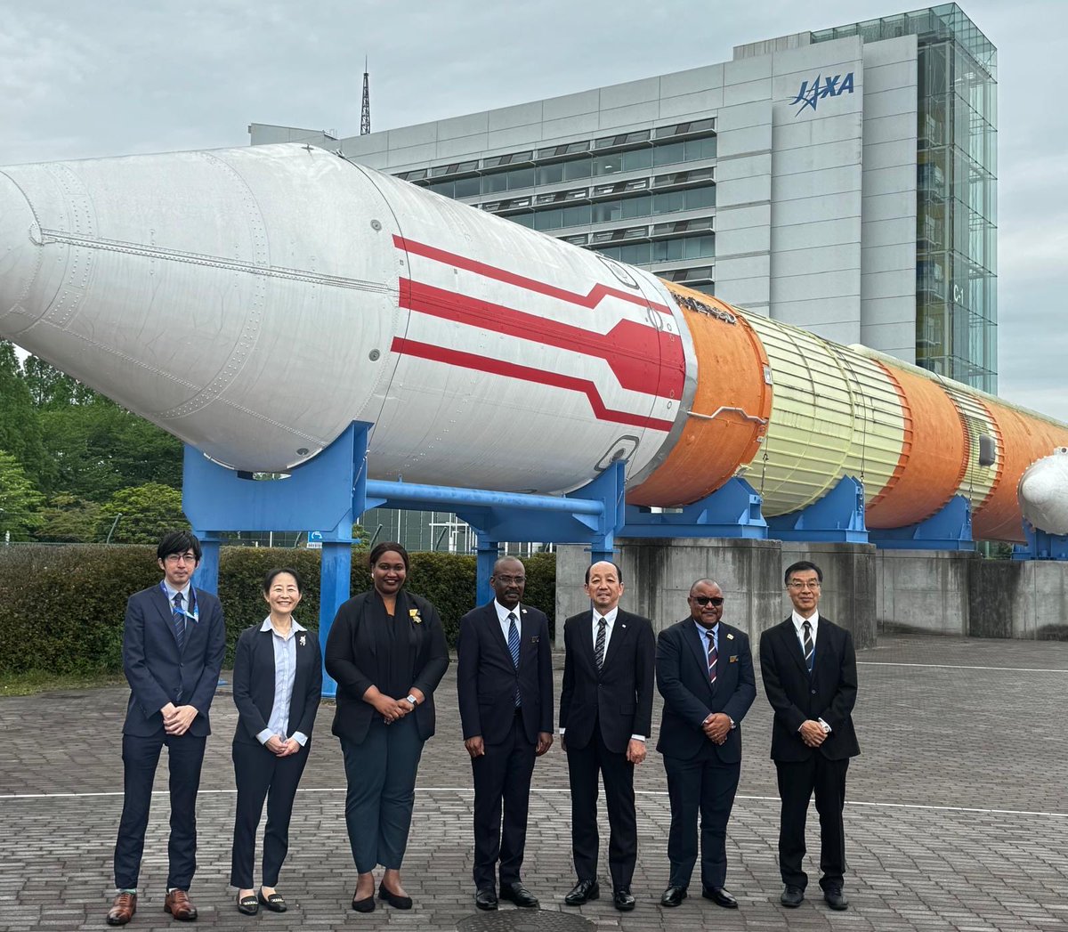 UbaloziJapan's tweet photo. BALOZI ANDERSON MUTATEMBWA AFANYA ZIARA KWENYE TAASISI YA UTAFITI WA ANGA ZA JUU YA JAPAN (JAXA) INAYOTARAJIWA KURUSHA SATELITE YA KWANZA YA TANZANIA

Tarehe 30 Aprili 2026, Balozi wa Jamhuri ya Muungano wa Tanzania nchini Japan, Mheshimiwa Anderson Mutatembwa, alifanya ziara kwenye Taasisi ya Utafiti wa Anga za Juu ya Japan, (Japan Aerospace Exploration Agency - JAXA). Lengo likiwa ni kuimarisha ushirikiano wa kimkakati katika sekta ya anga za juu, hususan katika utekelezaji wa mradi wa kurusha satelaiti ya kwanza ya Tanzania (TanzaniteSat-1). 

Mheshimiwa Balozi alipokelewa na viongozi wa JAXA wakiongozwa na Makamu wa Rais wa taasisi hiyo, Bw. ISHII Yasuo. 
Pande zote zilijadili maendeleo ya Mradi wa Satelaiti ya Tanzania (TanzaniteSat-1); JAXA ikieleza kuwa inaendelea kushirikiana kwa karibu na timu ya Tanzania kupitia mikutano ya mara kwa mara ya kiufundi, na kubainisha kuwa uzinduzi wa satelaiti unatarajiwa kufanyika ndani ya kipindi cha mwaka mmoja ujao, kwa kutegemea ukamilishaji wa hatua za mwisho za maandalizi.

Makamu wa Rais wa JAXA alieleza historia na mafanikio ya Japan kwenye sekta ya anga za juu, pamoja na nafasi yao katika kuratibu na kutekeleza miradi ya sekta hiyo; na mchango wa JAXA katika kukuza ubunifu na ushirikiano wa kimataifa katika sekta hiyo. Aidha, alibainisha fursa mbalimbali za ushirikiano kwa nchi zinazoendelea kupitia Programu ya KiboCube, inayolenga kusaidia nchi zisizo na uwezo wa kurusha satelaiti kupata uzoefu wa vitendo katika teknolojia hiyo.

Kwa upande wake, Balozi Mutatembwa alielezea dhamira ya Tanzania ya kuendelea kuimarisha ushirikiano na Japan katika teknolojia ya anga za juu na kufuatilia maendeleo ya Mradi wa TanzaniteSat-1. Alieleza kuwa mradi huo ni wa kimkakati kwa maendeleo ya Taifa, hususan katika ufuatiliaji wa mazingira na majanga, ukusanyaji wa taarifa kupitia earth observation, pamoja na kuimarisha sekta za kilimo, mawasiliano na usimamizi wa rasilimali. Aidha, alitoa rai kwa JAXA kuendelea kuwajengea uwezo wa wataalamu wa Tanzania kupitia mafunzo ya kisayansi na kiufundi. 

Baada ya mazungumzo, Mheshimiwa Balozi alipata fursa ya kutembelea Kituo cha Anga cha Tsukuba, ambapo alijionea miundombinu ya kisasa ya uendeshaji wa Moduli ya Kibo kwenye Kituo cha Kimataifa cha Anga za Juu (International Space Station - ISS), maabara za majaribio ya satelaiti pamoja na maonesho ya teknolojia za anga za juu.