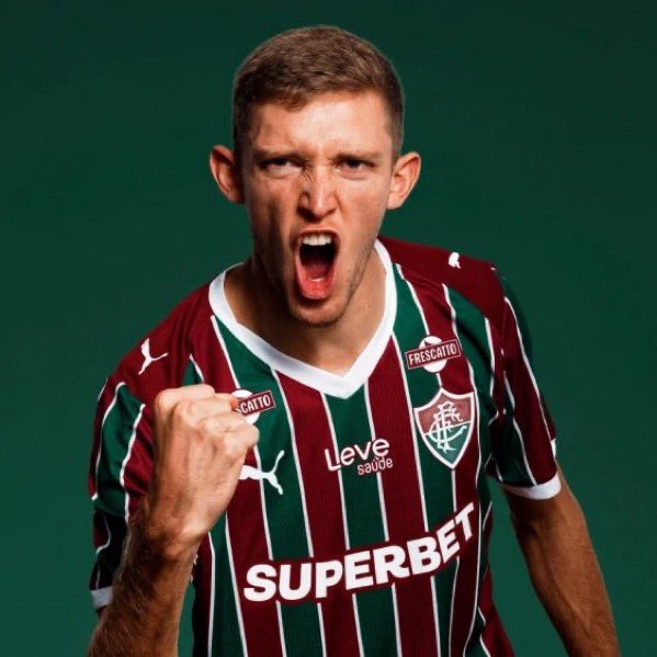 O Fluminense pagou 13 milhões de dólares em um centroavante argentino bagre que não tem qualidade alguma.

briga com a bola, não sabe conduzir, não sabe tocar, corre errado, dribla pro lado errado, só toma decisão errada, ao invés de chutar toca e ao invés de tocar ele chuta.