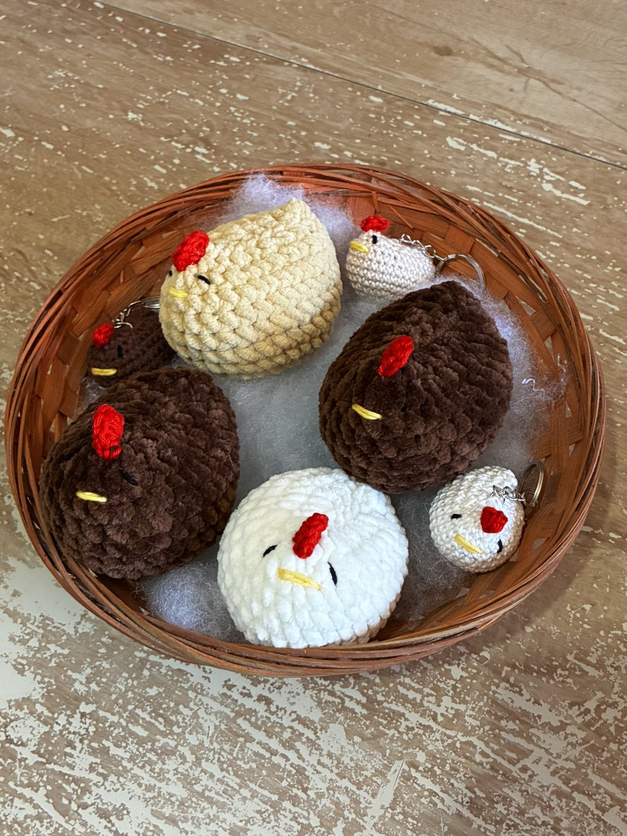 bellasout's tweet photo. essas galinhas ficaram TÃO fofas 😿🤏

estão disponíveis a pronta entrega!!!!!!! mais informações ℹ️ no ig @ bubblecroche 🤍⭐️

#crochet #amigurumi ‼️ https://t.co/uJX2kcWLSL
