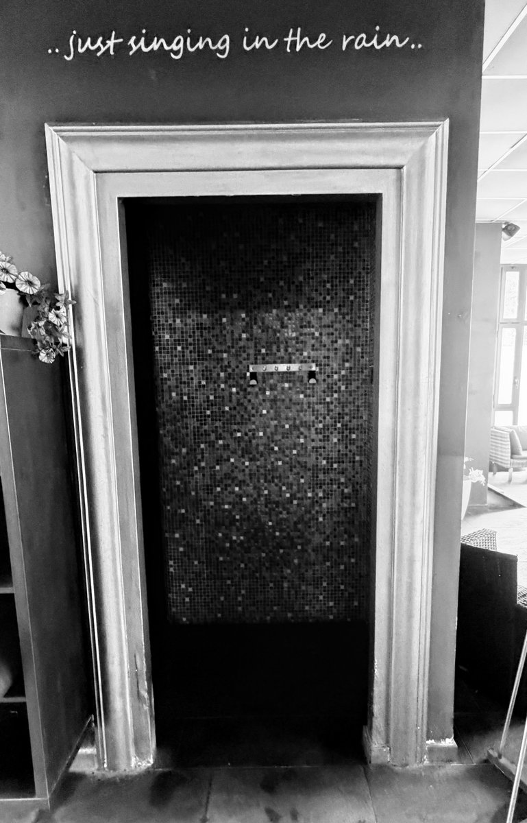 Alonein43672278's tweet image. #photography #blackandwhite #door