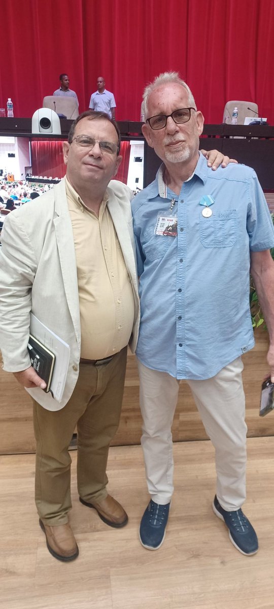 ErlinRondon's tweet photo. Nuestro amigo Don Foreman, dirigente sindical  Postal Canadá , con orgullo  colocó en su pecho la medalla del Sector, cada día que permaneció en #Cuba,merecido reconocimiento por   35 años de solidaridad y amistad con los trabajadores cubanos. @SNTCIE_Cuba @Colina_CTCuba https://t.co/U2I8BHpPjK