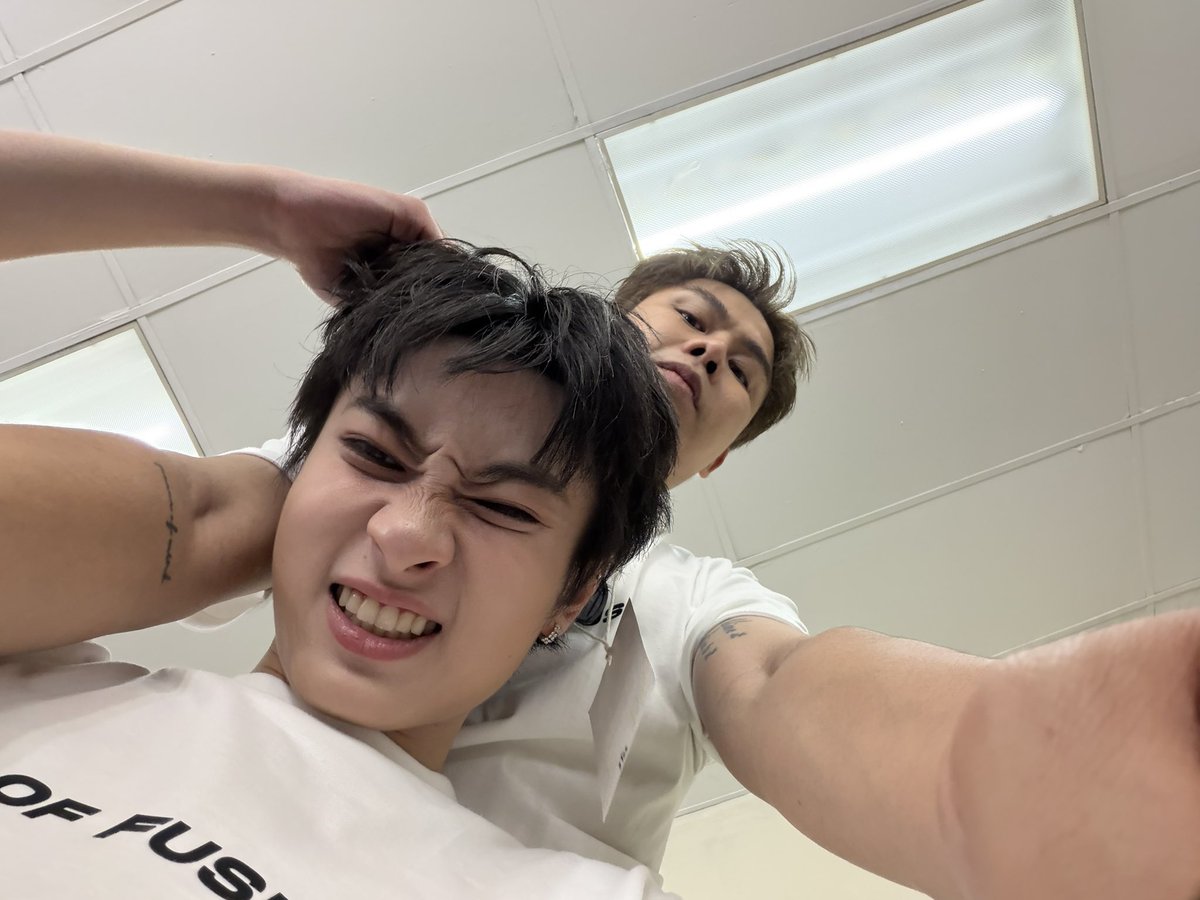 hana tweet media