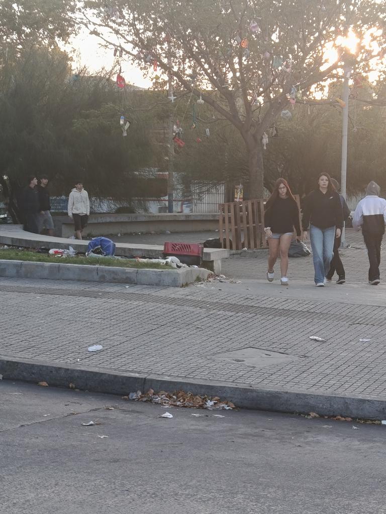 La placita de Cufré y L. A. De Herrera está a media cuadra del Nuevo centro Shopping. Mugre, vendedores y gente consumiendo. Todos mezclados. De noche podés comprar lo que quieras, hasta una estatua de Bronce, si querés. 🤣🤬