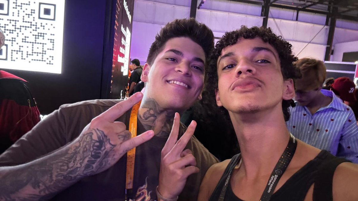 phuepw's tweet image. - Fui pra um casamento
- acordei cedo de ressaca
- Tive q ir pra Gamescom de terninho
- perdi o ônibus pra SP 
- gastei mt com outra passagem
- Cai no golpe do chaveiro
- Me atrasei e n consegui tirar foto com o cellbo

MAS VALEU A PENA
Amo essa comunidade 
#gamescom #gamer
#amo