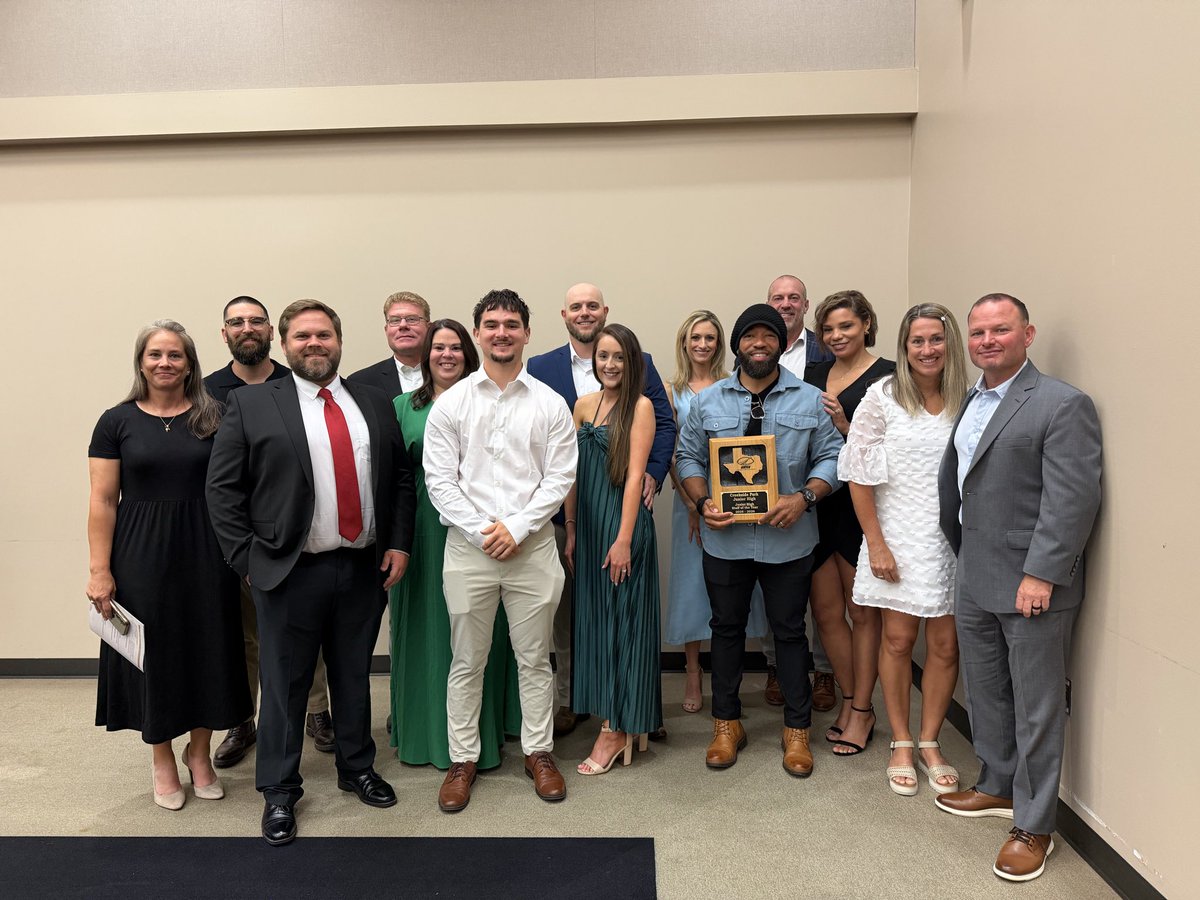 TISDCPJHS's tweet image. Proud night for CPJH! Our football staff was named GHFCA Junior High Staff of the Year 🏆 Honored to be there to celebrate them and the families who support them. They give so much to our kids—on and off the field. #CougarPride
