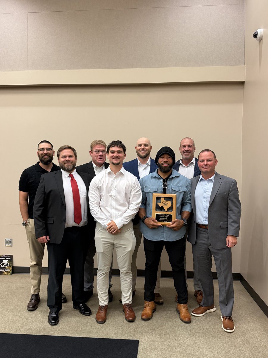 TISDCPJHS's tweet image. Proud night for CPJH! Our football staff was named GHFCA Junior High Staff of the Year 🏆 Honored to be there to celebrate them and the families who support them. They give so much to our kids—on and off the field. #CougarPride