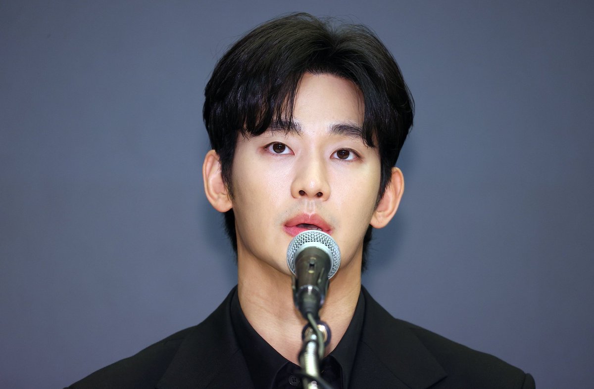 hallyuforums's tweet photo. #KimSooHyun spotted looking visibly gaunt amid legal battle and financial strain, Gold Medalist under mounting crisis - Reports

On the 3rd, YouTuber Lee Jin-ho shared recent news regarding Kim Soo-hyun through his channel, 'Entertainment Behind the Scenes Lee Jin-ho.' Lee Jin-ho revealed an eyewitness account, stating, "An acquaintance happened to run into Kim Soo-hyun in Seongsu-dong a few days ago, and said his face looked noticeably gaunt and haggard." Regarding Kim Soo-hyun's current situation, he suggested that he is facing severe financial hardship, noting, "Structurally, he incurs monthly expenses of tens of millions of won just for breathing."

His agency, Gold Medalist, is also facing a crisis. Lee Jin-ho explained, "The revenue structure took a major hit as affiliated actors like Lee Chae-min, who were on a path to success, left," adding that the management company, which once nearly became a representative agency of Asia, is currently facing an overall difficult trend.

#HallyuForums #Hallyu