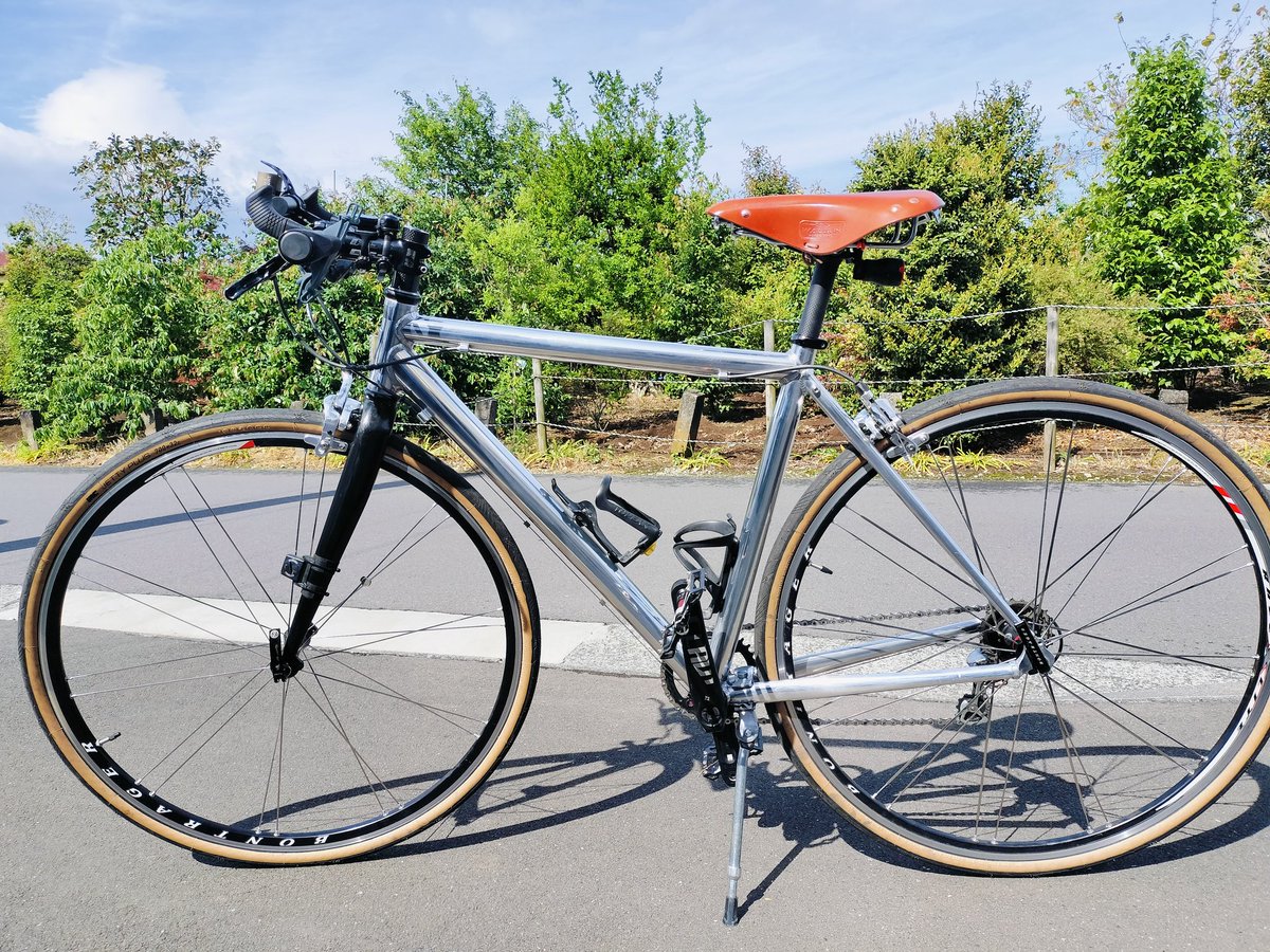 YAMAMO_V85TT's tweet photo. ブルックス風のアリエク（walgun）革サドル買ったんだけど、過去最高にケツが痛い。ケツの骨に響く。。もはや板。
1kmも乗ってられない。
神経質な調整を繰り返して3km乗れるようになった。
あと何年かかるのやら。。 https://t.co/GFr9CMlCbi