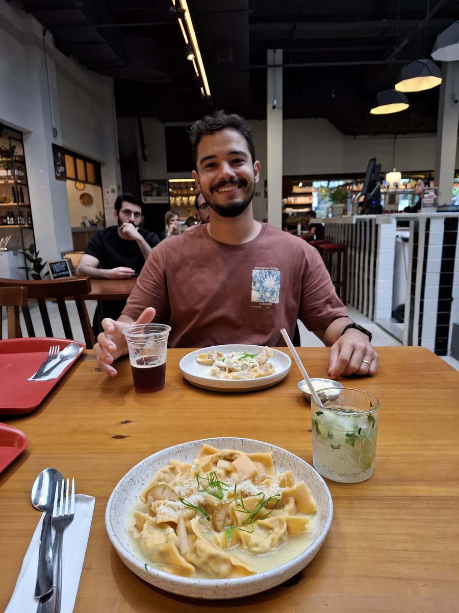 eumesmalary's tweet photo. a gente hoje fazendo de tudo: comidinha gostosa, drinks, cafezinho, caminhada e museu https://t.co/NnO1UbtNbE