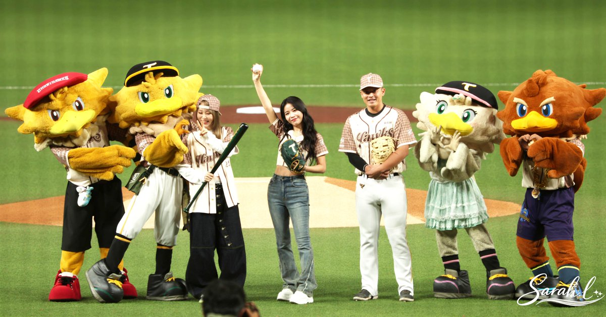 LIUHUIHSUAN1's tweet image. 26.05.03 TSG Hawks 心動時刻 
吉祥物四物雞跟
小寶貝＆小寶貝的寶貝同台
但…………
雞柳條你的雞翅！！？？？
做洋釀口味好了！！！！

#마마무 #MAMAMOO
#Solar #솔라
#문별 #MoonByul 
#MAMAMOO_Plus
