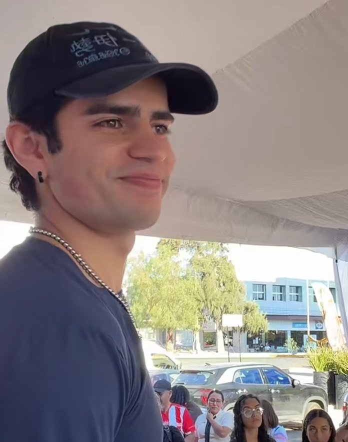 flanaaron's tweet image. Aaron con gorra, que se repita 🫦🫦 

AARON EN PRICE SHOES AGS