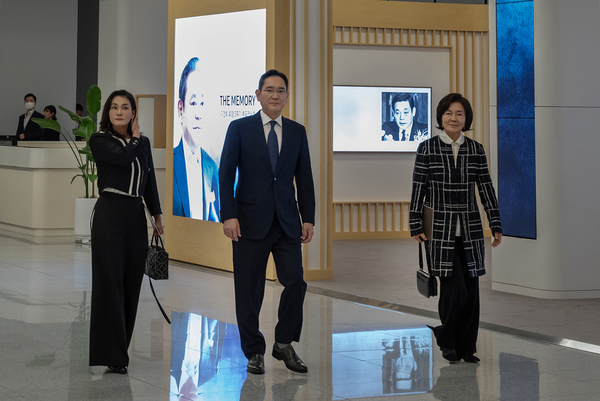 encoreedusud's tweet photo. #SAMSUNG
La famille Samsung a achevé le paiement d'un montant d'environ 12 000 mds de wons (8,7 mds d'euros) de droits de succession sur l'héritage de feu Lee Kun-hee, soit la plus grande somme jamais acquittée à ce titre depuis la fondation du pays. https://t.co/09RtyjNDUy