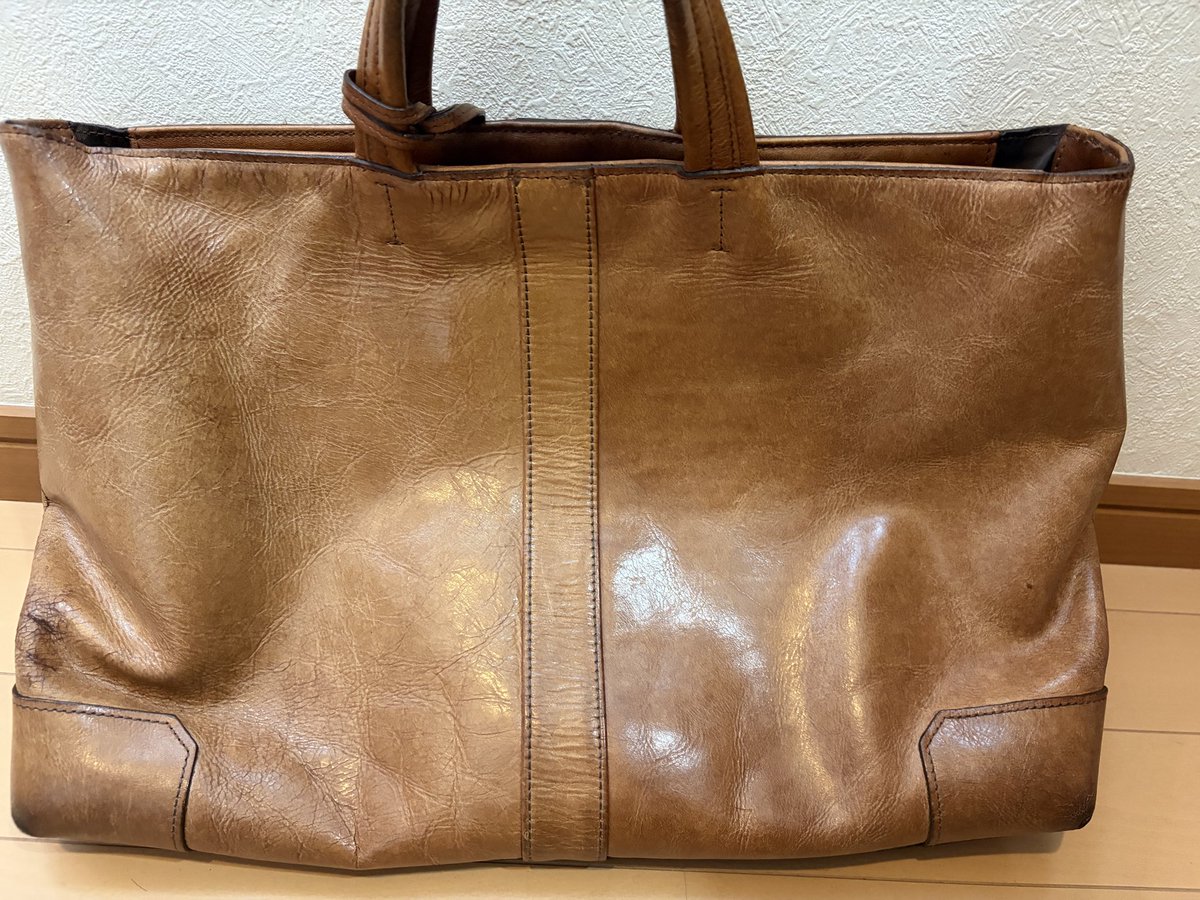 time_look765ymd's tweet photo. 20年近く仕事で使ってる鞄。年に数回し��できないけど、連休の時にメンテナンス。皮の肌がガサガサに…お肌のお手入れ大事。まだまだ頼むぜ、相棒 https://t.co/T7wafxeD0w