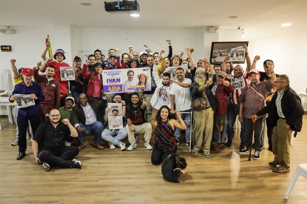 juandavidmuoz22's tweet photo. Hoy recorrimos el oriente antioqueño junto a compitas de diversos procesos sociales.

Acompañamos la instalación del comité de campaña en El Santuario; realizamos una jornada de volanteo en Marinilla; y cerramos con un encuentro artístico y cultural en la Casa Cepeda en La Ceja.

Seguimos insistiendo en la necesidad de encontrarnos, de articularnos entre fuerzas progresistas y de trabajar con responsabilidad para darle continuidad a este proyecto político.

¡Cepeda presidente!

@PactoHistorico @IvanCepedaCast @aida_quilcue @antconcepeda @jovenesconceped @jovenesconaida @PartidoVerdeCoL @Veronicaho88 @Hernan_MurielP @AlejoToroAnt