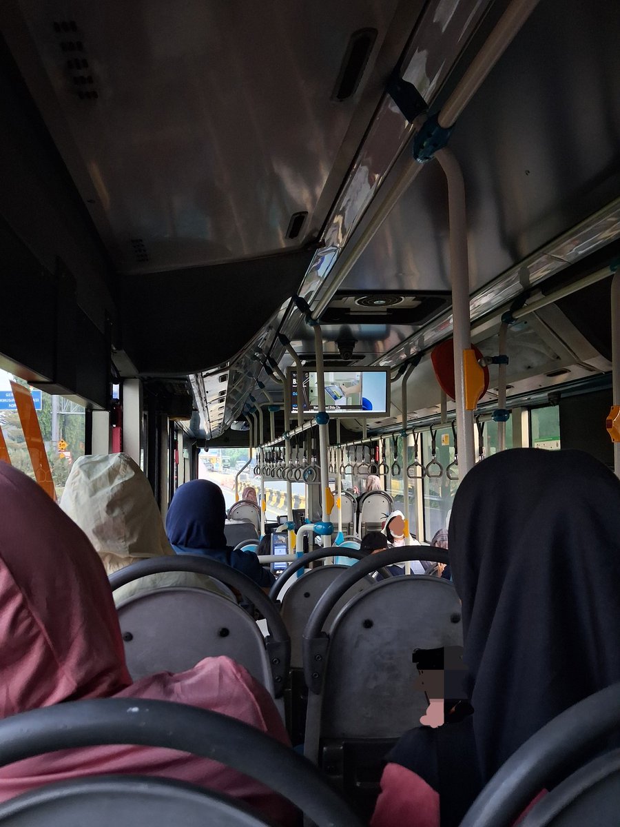 Rute_B21's tweet photo. tumben skli di senin pagi ini masuk tol timur tapi engga pepes dan gk full seat?? TJ 531 https://t.co/IbFZHrwMGD
