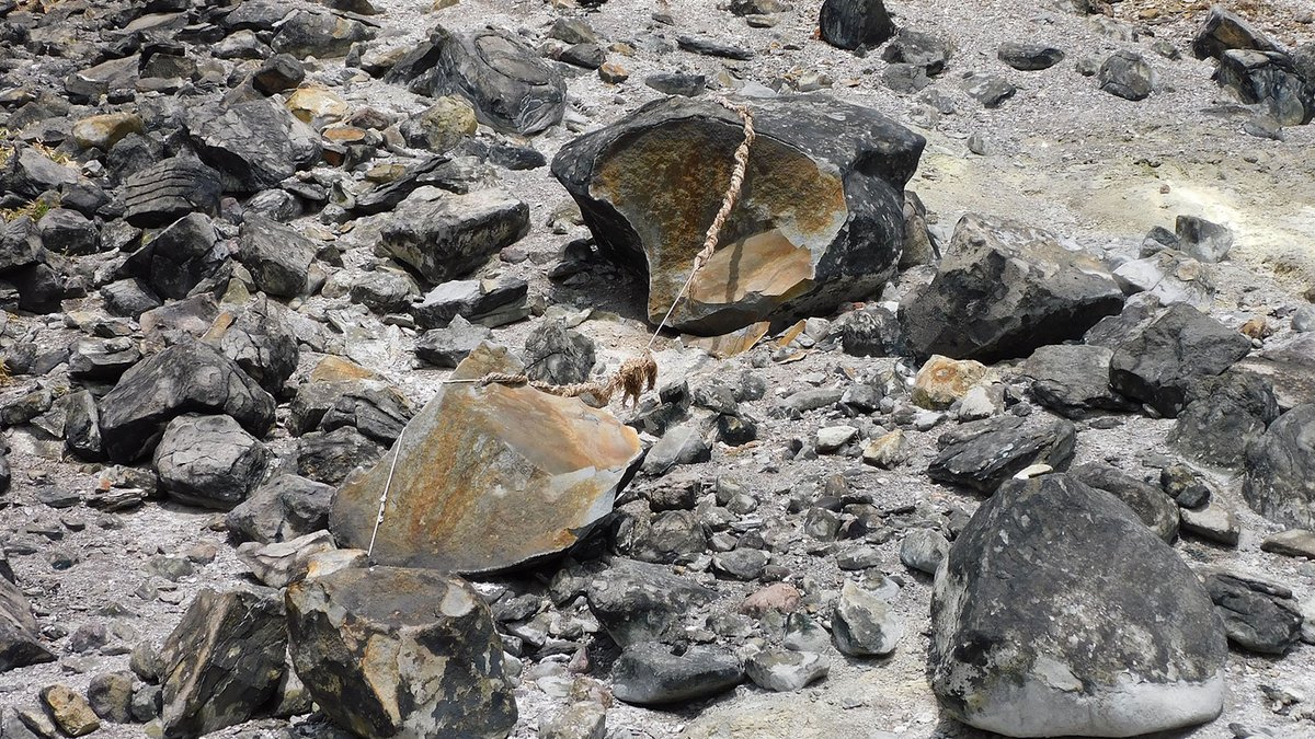 PelleyDm's tweet image. Remember that rock that split open in Japan in 2022 and released a fox-tailed demon into the world?
I think about it often.
#ufo #demon
