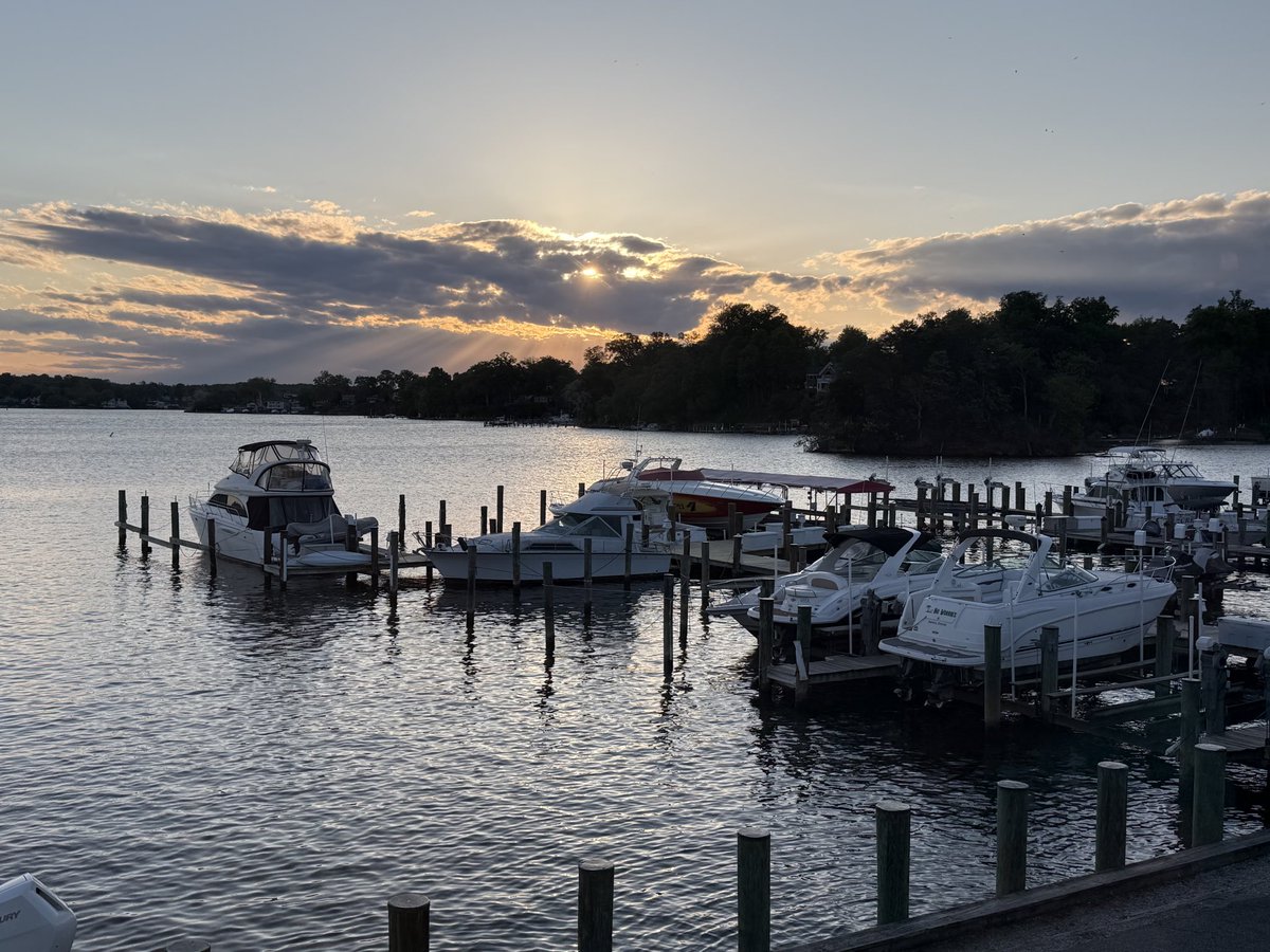 FreddySpicer's tweet image. #sunsetphotography view from our dinner table on Friday
