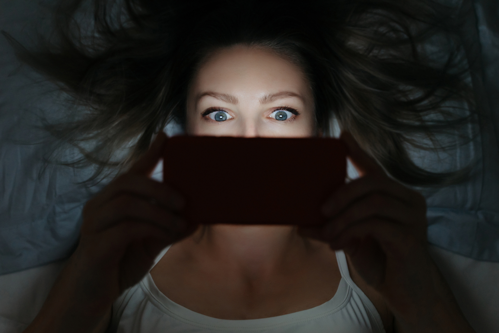 BethFratesMD's tweet image. If you're on your phone during the night, you're allowing blue wavelength light to influence your pineal gland in your brain. The impact is to prevent your own melatonin from rising. This can make it hard to sleep. Try to take care of business 2-3 hrs before bed. #Health #sleep