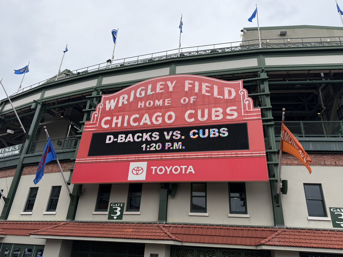 KaylaJenn's tweet photo. When your favorite player is in town at 1pm, but you have Stanley Cup Playoffs at 8pm ⚾️💚

#Cubs vs #Dbacks 

@kgutierrez29 https://t.co/92Q1BYcLzT