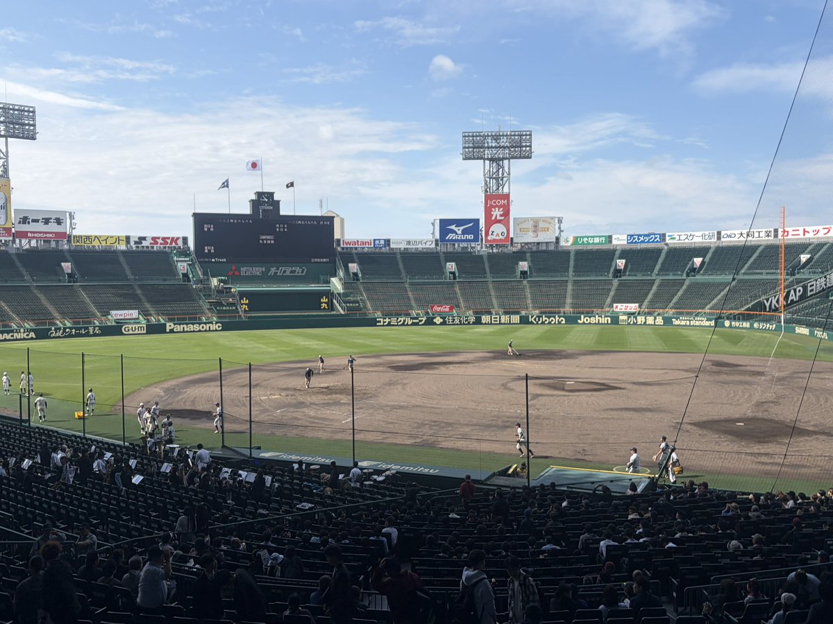 snjymn's tweet photo. 風強いけれど、ワクワクするぅー　#enjoy_koshien  #甲子園球場 https://t.co/hDfxlRW63P