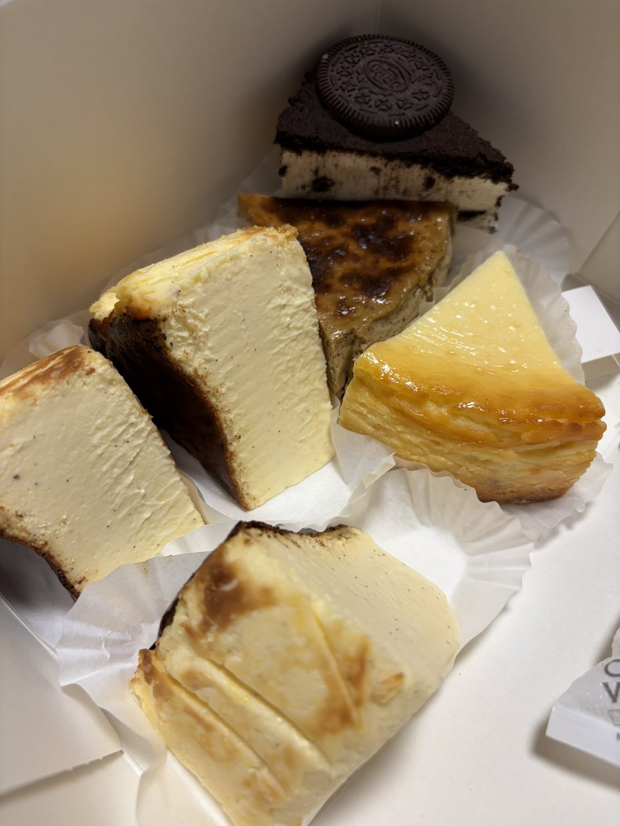 akemi_tnk's tweet image. 昨日みほが買ってきてくれたチーズケーキ🍴
OREO美味しかったし、バスクチーズケーキもさっぱり系で美味しかった😋💕
#MOO