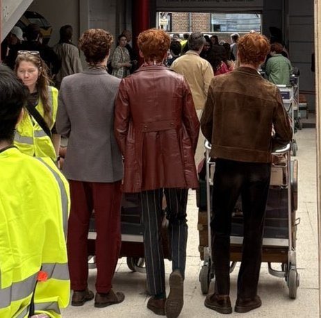 sorcererbyler's tweet photo. fred y george cayeron con cAMPERAS RE ELEGANTES, fred remató con una remera de hongo falopero y george la rompió con un pantalón a rayas

los dos se miraron al espejo y dijeron: “si rey con esto re zafamos para camuflarnos!!” https://t.co/VWkVW03XFB