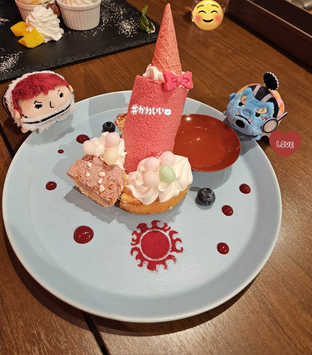 o_kome's tweet photo. 仕方ないからワンピースカフェで可愛かった推しぬいとスイーツでもあげとくか… https://t.co/sUnIWYhPtK