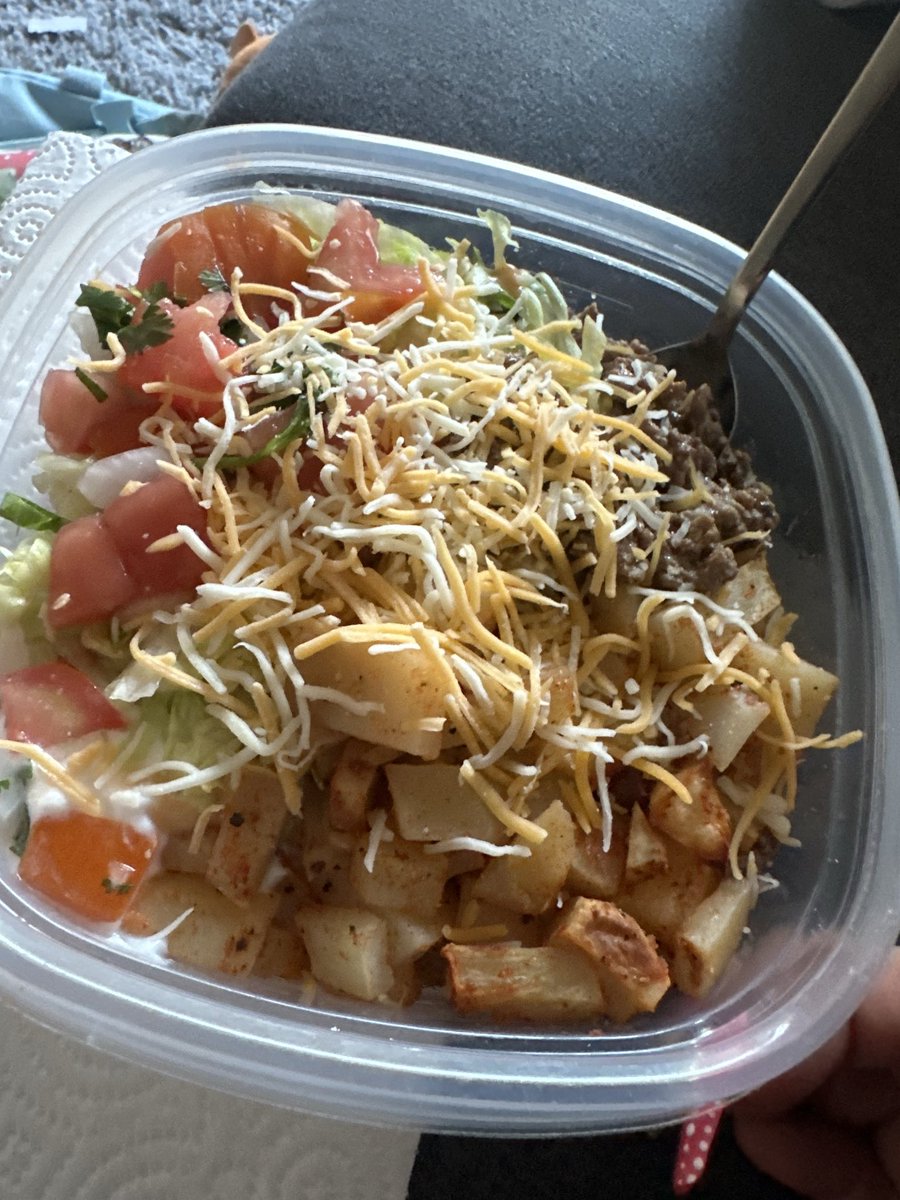 bluesungshine's tweet photo. #onlyBeats π€ my first recipe of my weight loss journey!
- ground beef with taco seasoning
- spiced potato cubes
- pico de gallo
- sour cream
- cheese
- chipotle sauce
(itβs so good oh my goddd) https://t.co/UalBHkPB8f