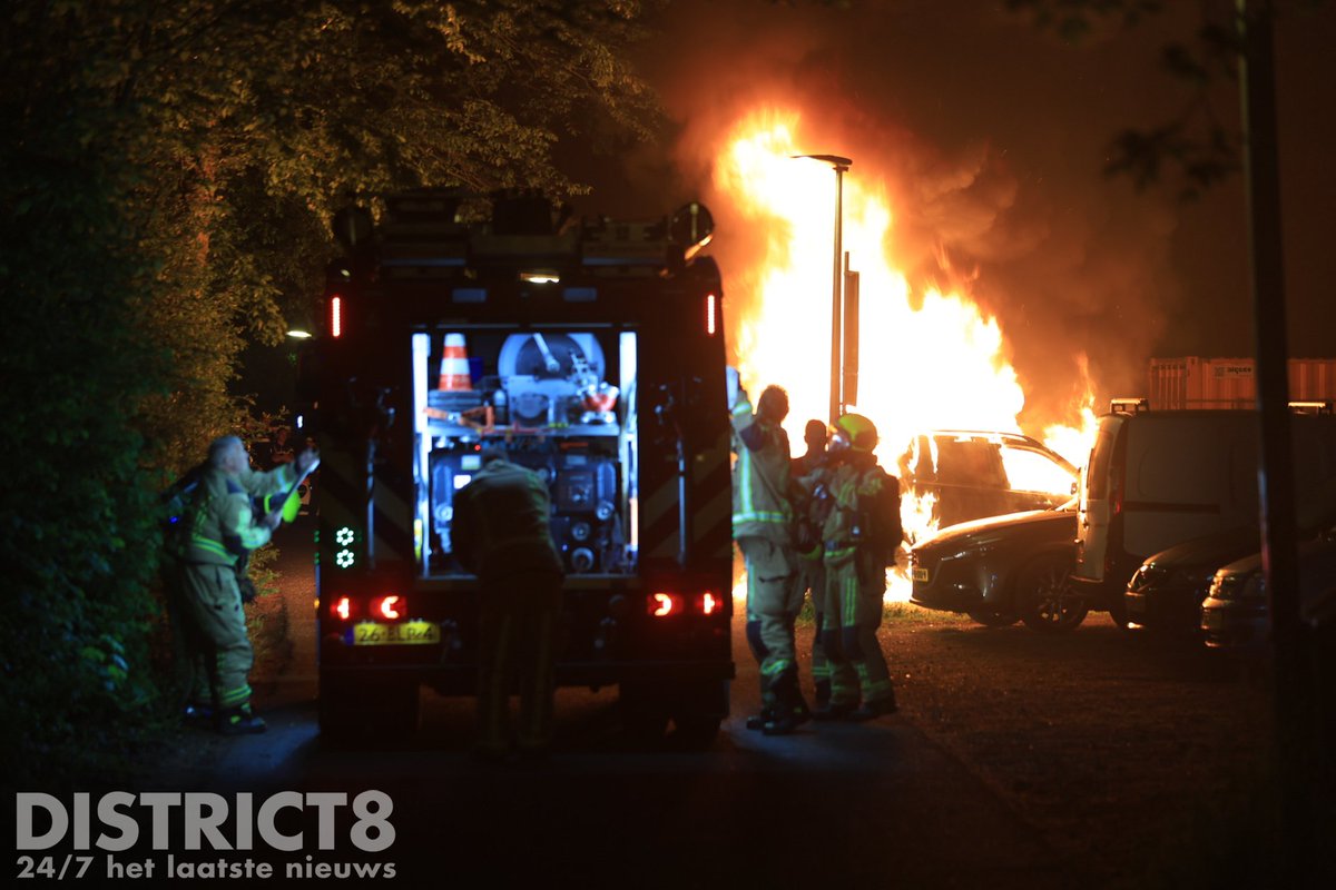 Twee auto's uitgebrand op parkeerplaats in Delft