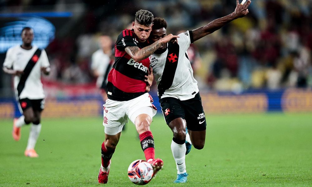 Atento24h's tweet photo. Vasco marca no último lance e arranca empate no clássico com o Flamengo
https://t.co/abtCAbLxXH https://t.co/ii0DfDlboL