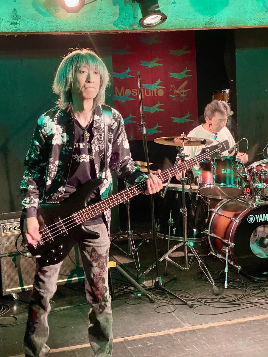 真ん中の出番でSPLIT FIRE
私がスプリットといえばと思い浮かぶ王道の懐かしい曲に新曲もあり！！そしてひでおさんはやっぱレスポールが似合うよねってしみじみ思った。今回はヘッドセットマイクつけて、たけしさんがずーっと喋ってて面白かった笑