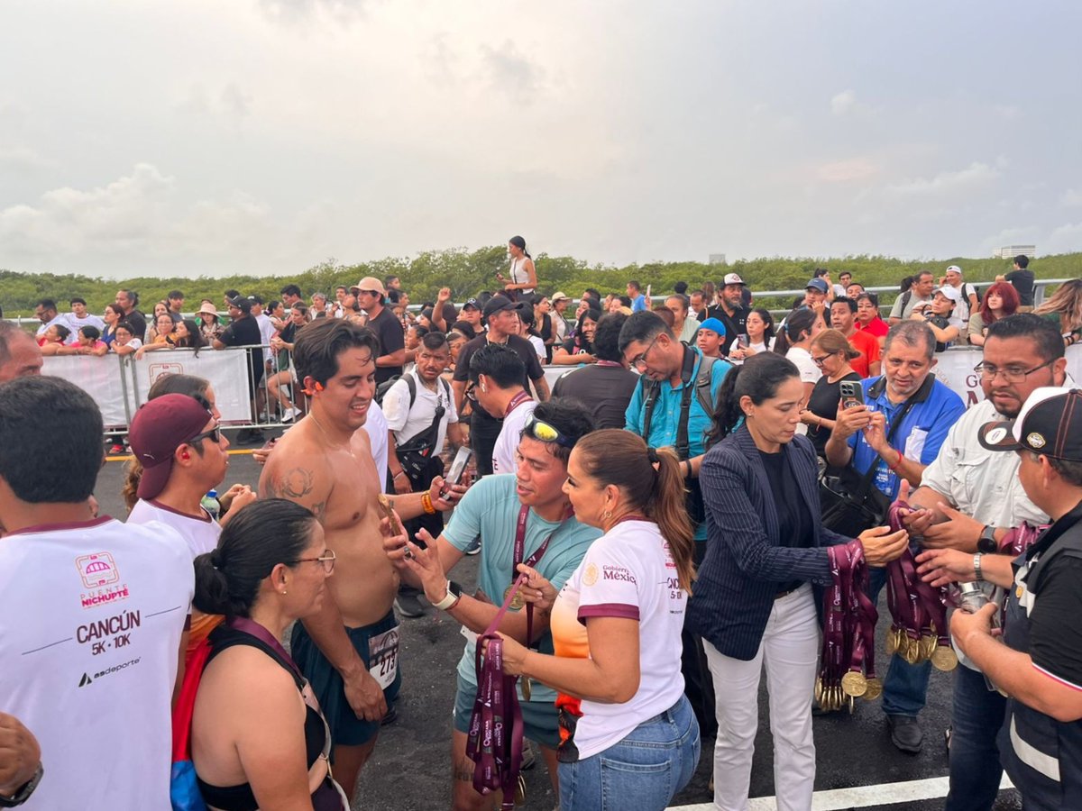 ElMomentoOfic's tweet image. La gobernadora Mara Lezama recibe con medallas a los competidores de la carrera inaugural del puente Nichupté

#puenteNichupte #MaraLesama #Carrera

📷 Mariana Segura

@MaraLezama