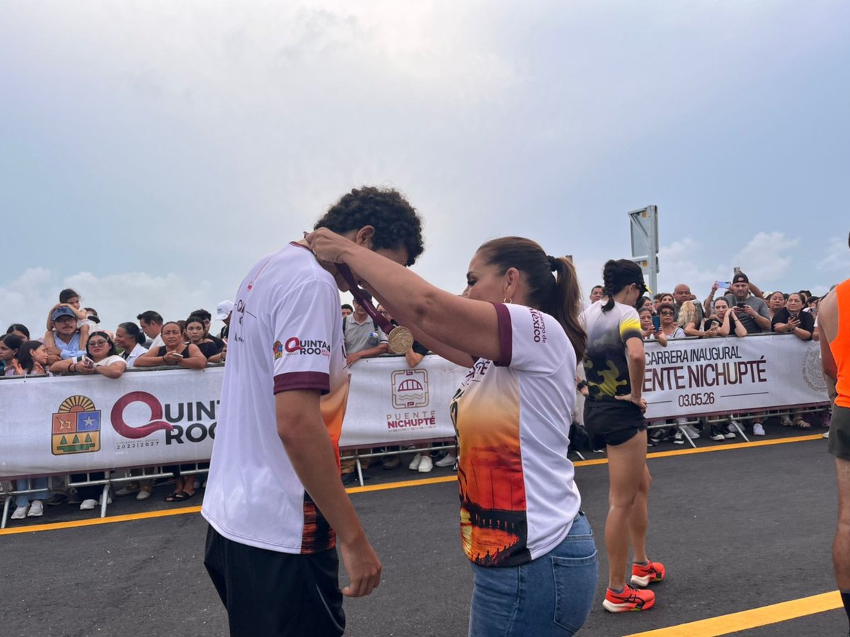 ElMomentoOfic's tweet image. La gobernadora Mara Lezama recibe con medallas a los competidores de la carrera inaugural del puente Nichupté

#puenteNichupte #MaraLesama #Carrera

📷 Mariana Segura

@MaraLezama