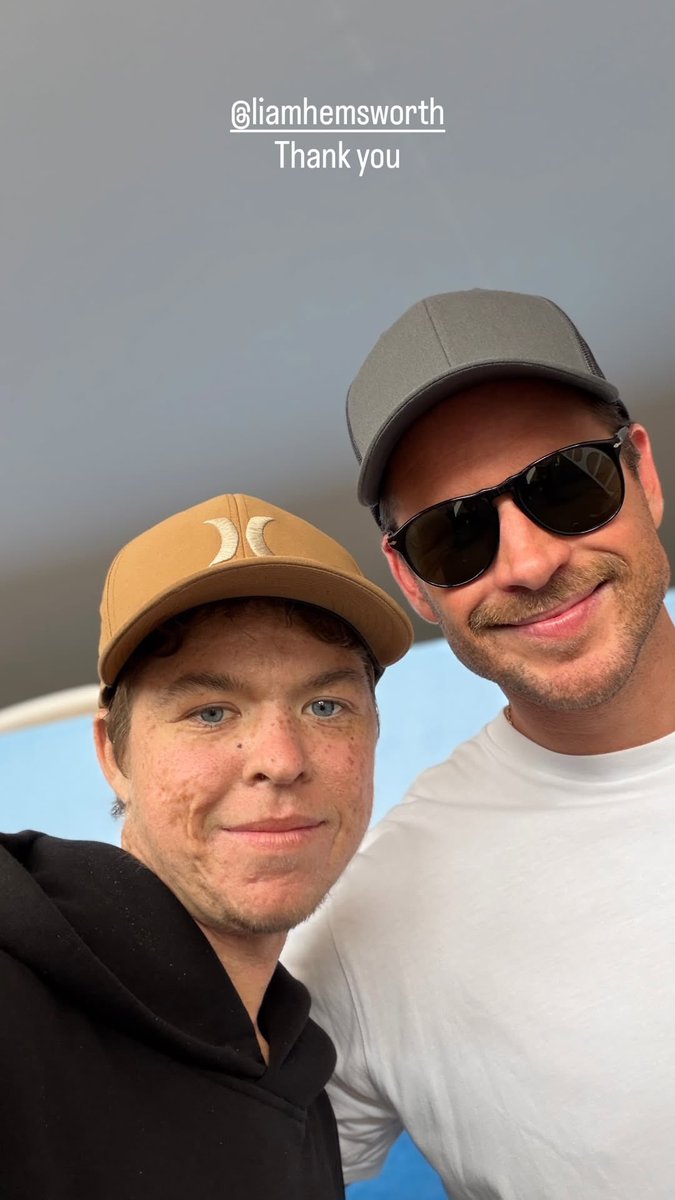 liamhemsnewss's tweet image. #new Liam Hemsworth with a fan at the Bonsoy Gold Coast Pro on Saturday in the Gold Coast on may 2, 2026 📸 @ashjonesmedia #liamhemsworth