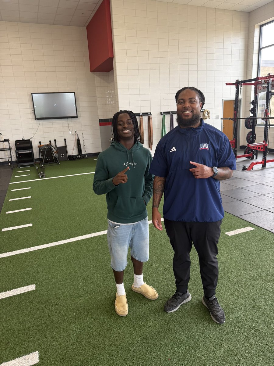 drayrob1's tweet photo. Appreciate Coach @CoachSewellUWG  for stopping by and talking with me! @RecruitGeorgia @SCHS_Gamecocks https://t.co/u1SmFFq5Xx
