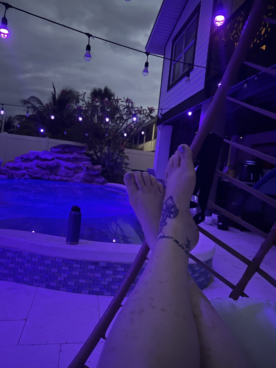 islandsoles82's tweet photo. Soaking in the night, toes up, and letting the glow set the mood… who’s coming to join me? 💜✨ #NightVibes #PoolsideMood #ToesOut #RelaxAndUnwind #FlirtyFeels #SoftLights #ChillEnergy #TattooedBeauty #SelfCareNights #PurpleAesthetic #FeetVibes #JustMe #LateNightEnergy https://t.co/rn8Zs36QPn